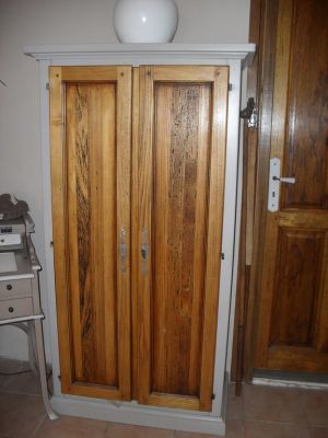 Armoirette 2 portes patiné gris portes couleur miel